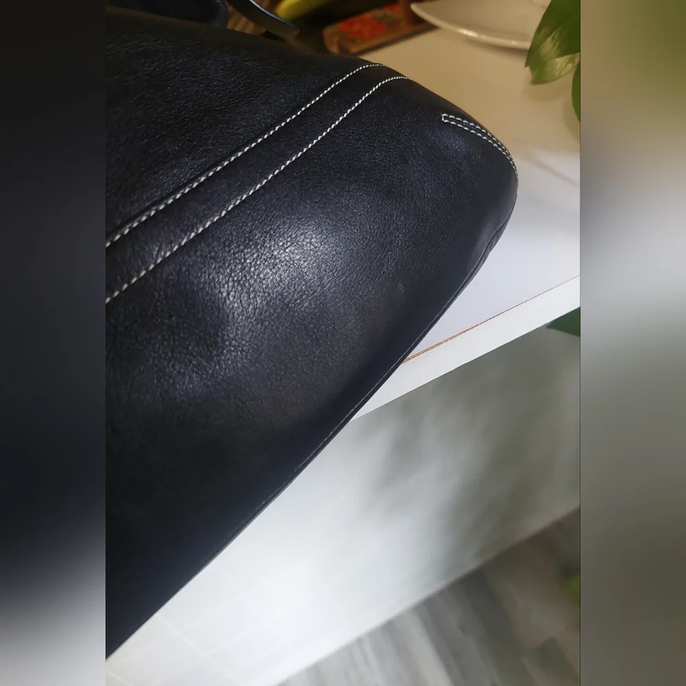 Elegant Black Leather Coach Crossbody - Picture 14 of 16